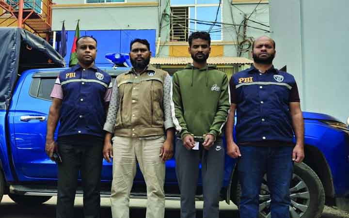 বিদেশ পালানোর সময় বিমানবন্দরে ধরা পড়ল ডাকাত